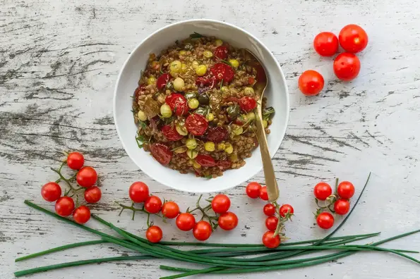 Gesunder Linsensalat mit getrockneten Tomaten und Oliven, ein herzhafter, frischer Salat mit würzigem Dressing.